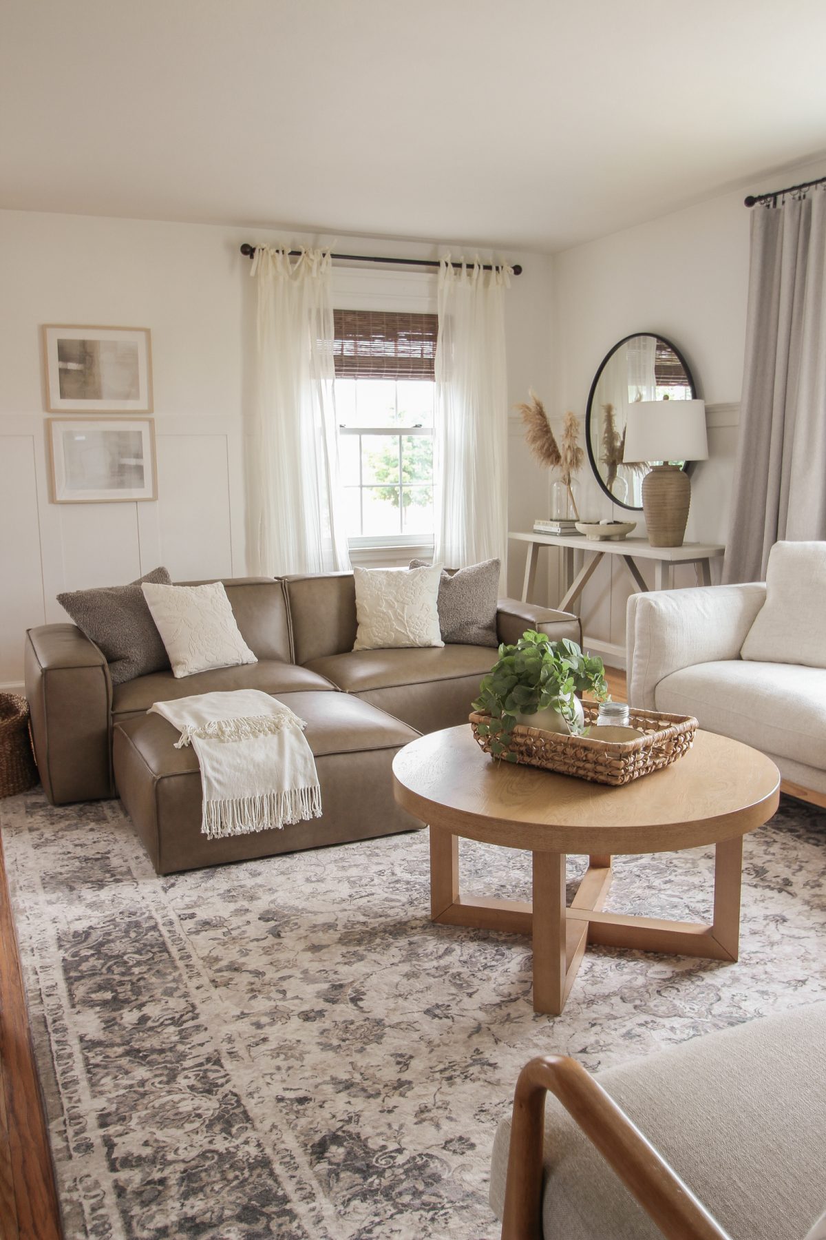 How to Decorate a Living Room with Brown Couches - Transform Your Space into a Stylish Retreat